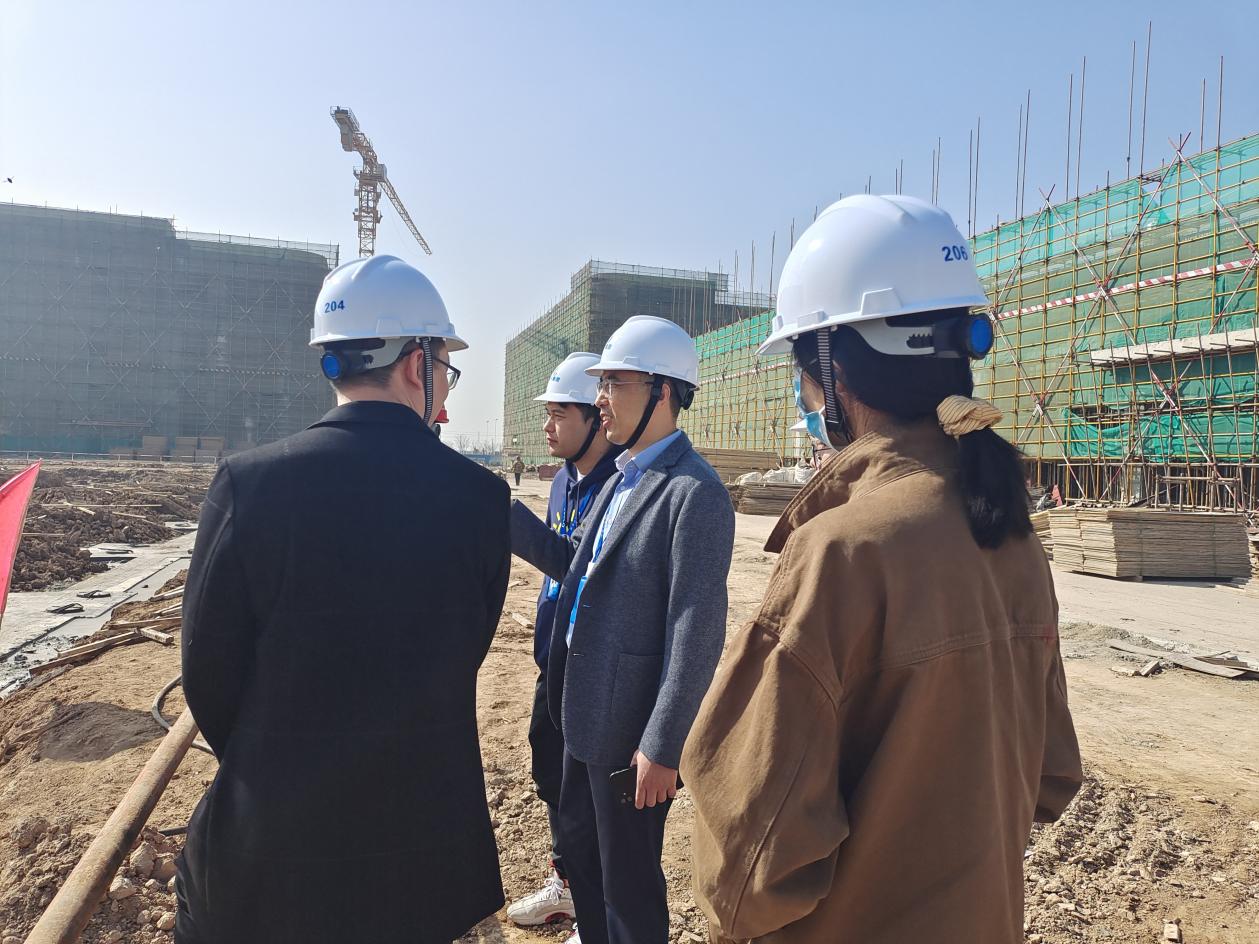 成本控制部觀摩標準廠房項目建設現場.jpg