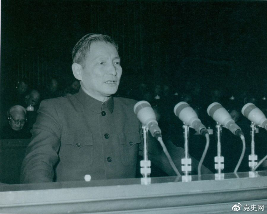 1956年12月，陳云在中華工商業聯合會第二屆會員代表大會上作報告。