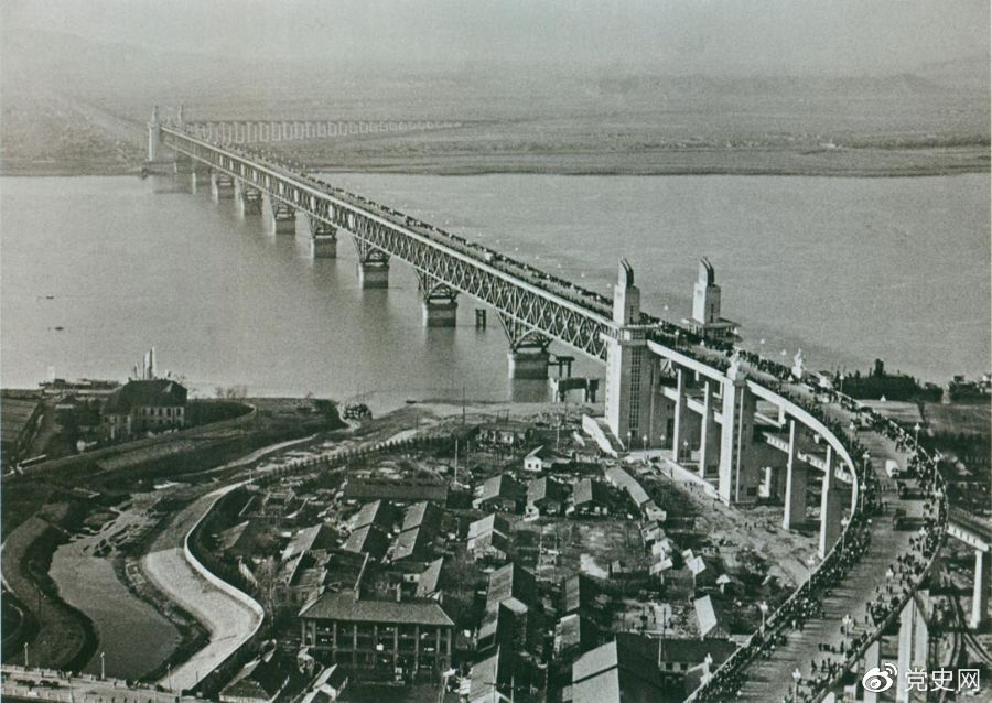1968年12月29日， 南京長江大橋全面建成通車。這是當時中國自行設計建造的最大的鐵路、公路兩用橋。